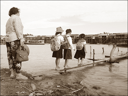 <strong>Acrobatico... ritorno dalla scuola a Kampong Khleang, sul Tonle Sap Lake </strong><br /> <br /><em>♫ Chick Corea & Gary Burton - Arise, Her Eyes.mp3</em>