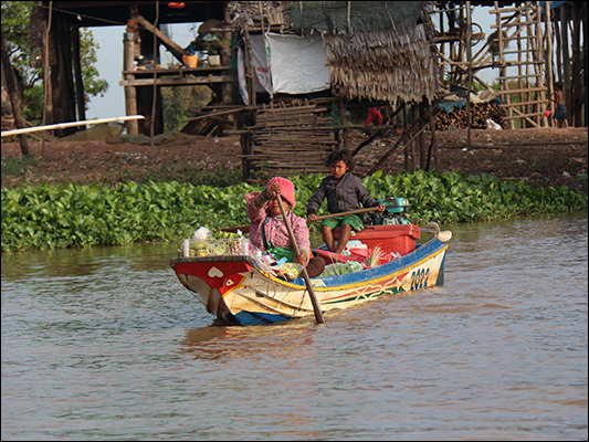 <strong>Venditrice... porta a porta sul Tonle Sap Lake </strong><br /> <br /><em>♫ Chick Corea & Gary Burton - Arise, Her Eyes.mp3</em>