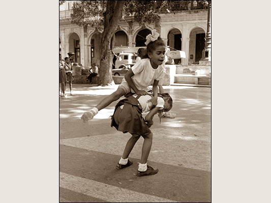 <strong>Gioco della cavallina in centro a La Habana</strong><br /> <br /><em>♫ Polo Montañez - Guajiro Natural - Guajiro Natural.mp3</em>