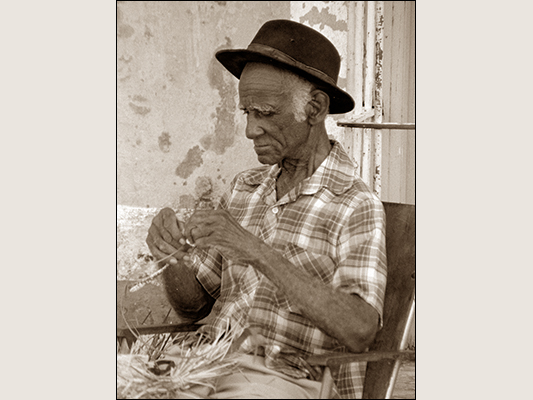 <strong>Esperto impagliatore a Trinidad</strong><br /> <br /><em>♫ Polo Montañez - Guajiro Natural - Guajiro Natural.mp3</em>