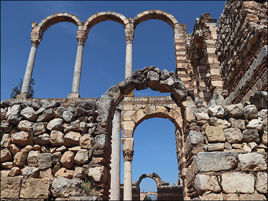 <strong>serie di archi nella Cittadella di Anjar</strong><br /><br /><em>♫ Chick Corea & Gary Burton - Crystal Silence - Senor Mouse.mp3</em>
