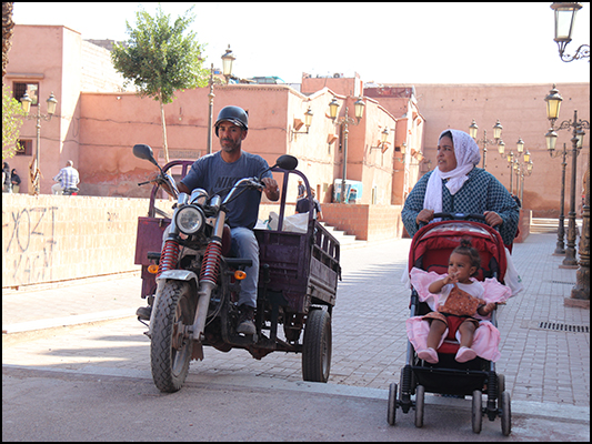 <strong>Mezzi di trasporto a Marrakech</strong><br /> <br /><em>♫ Moktar Gania & Gnawa Soul - Kouyou Kouyou.mp3</em>