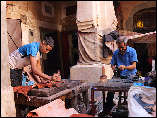 <strong>Lavorazione del pellame</strong><br /> <br /><em>♫ Moktar Gania & Gnawa Soul - Kouyou Kouyou.mp3</em>
