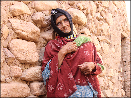 <strong>Donna berbera dal volto tatuato</strong><br /> <br /><em>♫ Moktar Gania & Gnawa Soul - Rabi Lâafou.mp3</em>