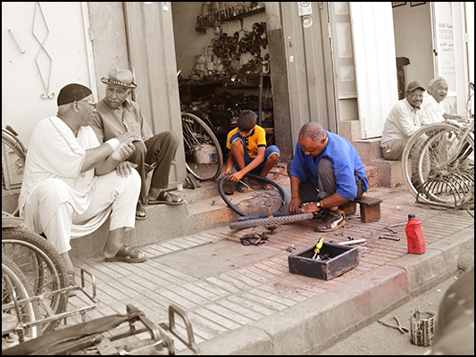 <strong>Cicloriparatore con... apprendista a Erfoud</strong><br /> <br /><em>♫ Moktar Gania & Gnawa Soul - Rabi Lâafou.mp3</em>
