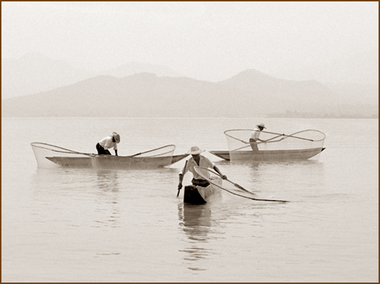 <strong>Singolari pescatori dell'Isla di Janitzio.</strong><br /> <br /><em>♫ Chick Corea & Gary Burton - Crystal Silence - Children’s Song.mp3</em>