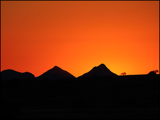 <strong>Tramonto dietro il Brandberg</strong><br /> <br /><em>♫ Lionel Hampton - Walkman Jazz - The Man I Love.mp3</em>