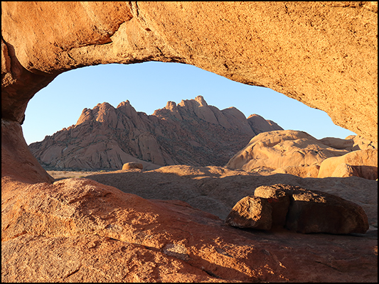 <strong>Il 'Bridge' allo Spitzkoppe Park</strong><br /> <br /><em>♫ Lionel Hampton - Walkman Jazz - The Man I Love.mp3</em>