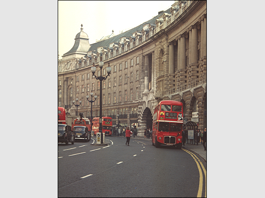 <strong>Londra 1995</strong><br /> <br /><em>♫ Petra Magoni - Musica Nuda 2 - levieennoir.mp3</em>