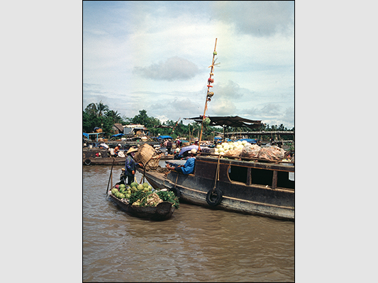 <strong>Mercato galleggiante sul Mekong</strong><br /> <br /><em>♫ Lionel Hampton - Walkman Jazz - The Man I Love.mp3</em>