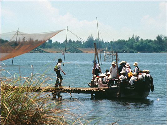<strong>Scuola bus a Hoi An</strong><br /> <br /><em>♫ Lionel Hampton - Walkman Jazz - Flying Home.mp3</em>