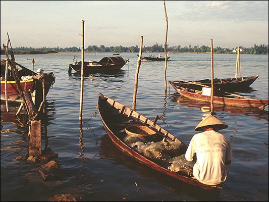 <strong>Riparazione attrezzi da pesca a Hoi An</strong><br /> <br /><em>♫ Lionel Hampton - Walkman Jazz - Je Ne Sais Pas.mp3</em>
